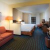 Отель Fairfield Inn & Suites Charleston North/Ashley Phosphate, фото 1
