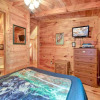 Отель Three Bears Cabin 1 Bedroom Home with Hot Tub, фото 12