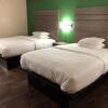 Отель Travelers Inn & Suites, фото 8