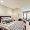Отель Spacious Ski in, Ski out 3 Bedroom Vacation Rental Next to the Gondola Featuring Slopeside Heated Ou, фото 6