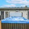 Отель Lynnwood Home: Private Hot Tub, Fire Table & Grill, фото 15