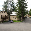 Отель Mammoth View Villas 3 Walk to Village Gondola, Cozy Mountain Cabin in Forest Setting by RedAwning, фото 17