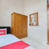 Отель OYO 2061 Rizki Dhira Guest House Syariah, фото 20