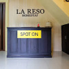 Отель SPOT ON 2845 La Reso Homestay Syariah, фото 2