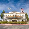 Отель Embassy Suites by Hilton San Rafael Marin County, фото 1