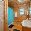 Отель Elliotts Hideaway Adorable Cabin Fire pit hot tub Deck pet Friendly Wifi, фото 4