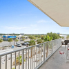 Отель Laketown Wharf by Book That Condo, фото 22