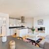 Отель Modern & Cosy Three Bedroom Apartment in Queen's Park, фото 3