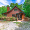 Отель Elliotts Hideaway Adorable Cabin Fire pit hot tub Deck pet Friendly Wifi, фото 14
