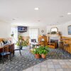 Отель Econo Lodge Inn & Suites Lake Of The Ozarks в Осейдж-Биче