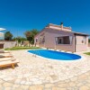 Отель Villa With Large Garden and Pool, Ideal for 8 People, Only 10 Minutes Pula, фото 18