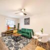 Отель Stylish 1BR Near UT Highland Evonify, фото 11