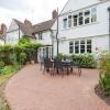 Отель Cottage With a Garden in Golders Green by Underthedoormat, фото 1