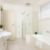 Отель Comfy Kew Apartments, фото 8