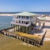 Отель Shamrock Shores Bottom Floor - Large gulf front deck and a private sea wall for fishing! Rent as a 4, фото 11