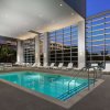 Отель Hampton Inn & Suites Santa Monica, фото 16