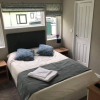 Отель Beautiful and Tranquil Lakeside Lodge - Sleeps 5, фото 7