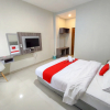 Отель RedDoorz Syariah near GOR Satria Area, фото 4