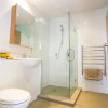 Отель Epsom Central Modern 3Brd Apt, фото 10