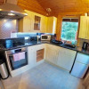 Отель 3-bed Lodge - Sleeps 7 - Hot Tub - Pet Friendly, фото 10