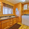 Отель Black Bear Lookout - Two Bedroom Cabin, фото 3