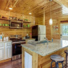 Отель Splash of Moonshine - Two Bedroom Cabin, фото 9