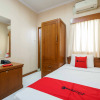 Отель RedDoorz Plus near Kemang Raya, фото 6