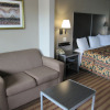 Отель Camelot Inn & Suites Highway 290 NW Freeway, фото 3