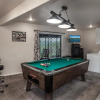 Отель Gray Wolf Lodge, 4 Bedrooms, Hot Tub, Mountain View, Pool Table, Sleeps 9, фото 14