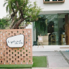 Отель Two Gals And The Pig Boutique Hostel, фото 1