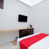 Отель RedDoorz @ Raya Kelapa Dua, фото 3