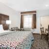 Отель Days Inn & Suites by Wyndham Madisonville в Мэдисонвилле