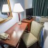 Отель Econo Lodge Inn & Suites Airport, фото 21