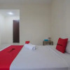 Отель Reddoorz Plus Near Syamsudin Noor Airport, фото 24