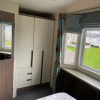 Отель Premium 2 bed Caravan Sleeps 6 With Huge Decking, фото 3