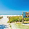 Отель Siesta Beach Cottage, Sleeps 6, Walk to Beach, Stores, & Restaurants, фото 11