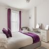 Отель Queens Lodge 1-bed Apartment in Redhill, фото 4