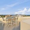 Отель Sunshine Beach, Self Contained Unit, Beach Views - Unit 2 Elouera, 44 Elanda Street, фото 11