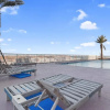 Отель 2br/2ba Sleeps 8, Beachfront w/ Pool, фото 21
