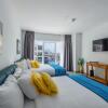Отель Magnificent 2 Bedroom corner condo with THE VIEW, фото 17