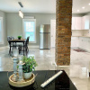 Отель The Oakwood Cottage - With Yard & Parking, фото 9