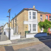 Отель Seaside Cottage Moments From Ryde s Golden Sands Sleeps 4, фото 1