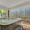 Отель Wanderlust #4 Hot Tub Shared Outdoor Space, фото 18