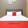 Отель RedDoorz near Pojok Beteng Prawirotaman, фото 31