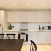 Отель The South Wimbledon Place - Adorable 2bdr Flat With Balcony, фото 2