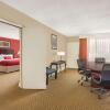 Отель Ramada Plaza by Wyndham Fayetteville Fort Bragg Area, фото 5
