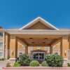 Отель Days Inn & Suites by Wyndham Cleburne TX в Клиберне