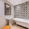 Отель Charming, Recently Renovated 2-bed in Fulham, фото 12