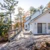 Отель Blueberry Point A Classic Lake Joseph family cottage on a 900 ft peninsula, фото 1