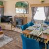 Отель Tattershall Lakes Private Hot Tub Lodge - Sleeps 6, фото 8